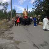 la processione ferma al passaggio a livello che divide Santo Spirito da Catino in attesa del passaggio del treno